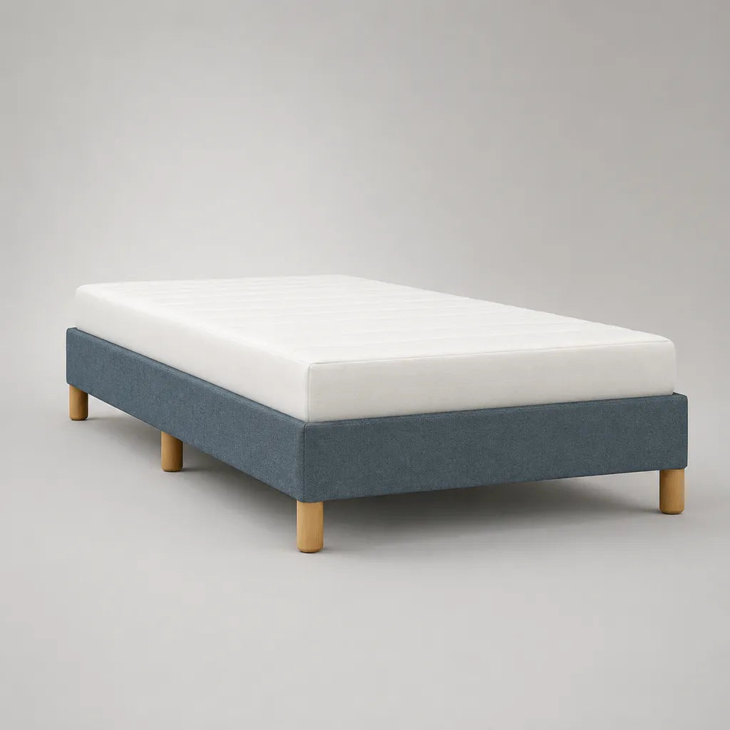Polsterbettgestell ohne Kopfteil Blau/Natur 140 × 200 cm mit Polyesterbezug und Massivholzfüßen