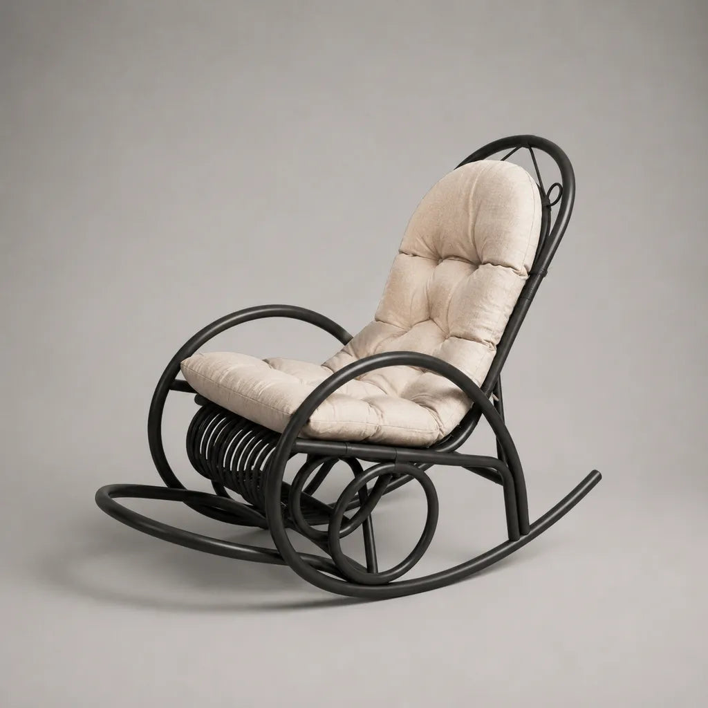 Schaukelstuhl aus lackiertem Rattan mit Polsterauflage, Beige und Schwarz, 105 × 63 × 100 cm